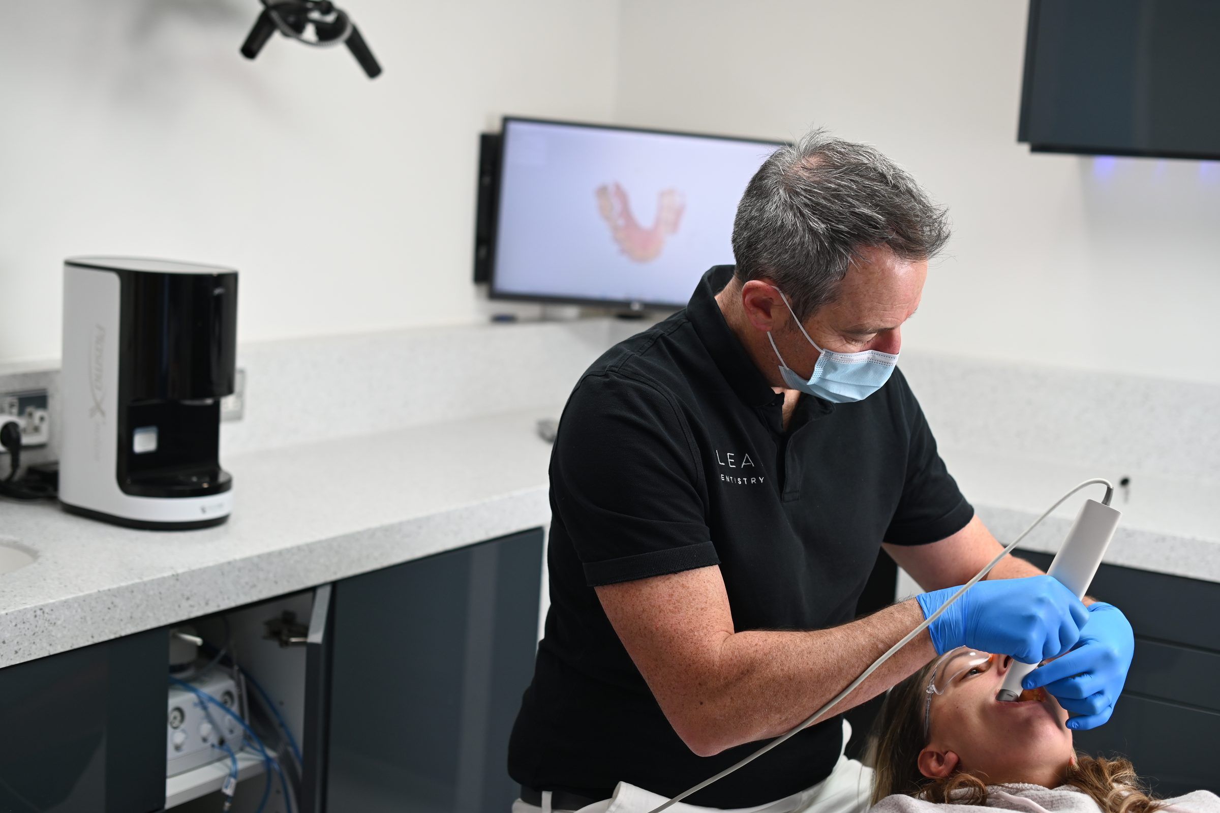 Dr Leigh Knowles scanning a patient, 3D model on the monitor